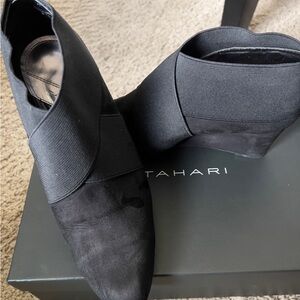 Pre Owned TAHARI  Savannah Black Suede Boots Size 8 M In Box